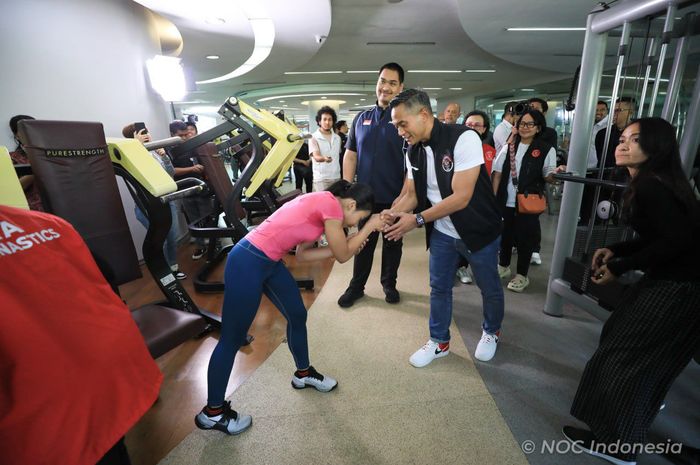 Suasana Kunjungan CdM Olimpiade Paris, Anindya Bakrie dan Menpora Dito Ariotedjo ke pemusatan latihan atlet senam Indonesia, Rifda Irfanaluthfi di Kuningan, Jakarta Selatan, Jumat (7/6/2024).