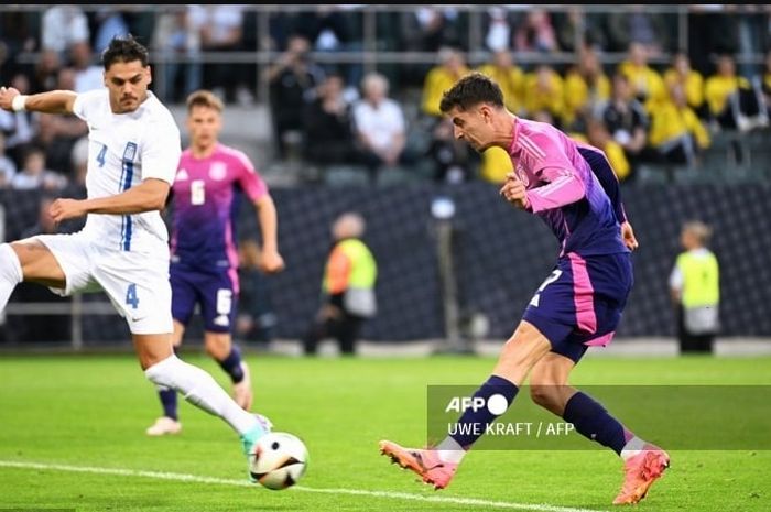 Kai Havertz (kanan) mencetak gol bagi timnas Jerman dalam laga uji coba melawan timnas Yunani di Borussia-Park, Gladbach (7/6/2024).