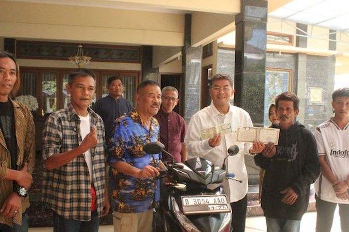 Komisaris PT Persib Bandung Bermartabat, Umuh Muchtar, memberikan motor kesayangannya kepada salah satu bobotoh