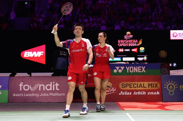 Pasangan  ganda campuran China, Zheng Si Wei/Huang Ya Qiong, melakukan selebrasi setelah memastikan diri ke final Indonesia Open 2024 di Istora Senayan, Jakarta, Sabtu (8/6/2024).