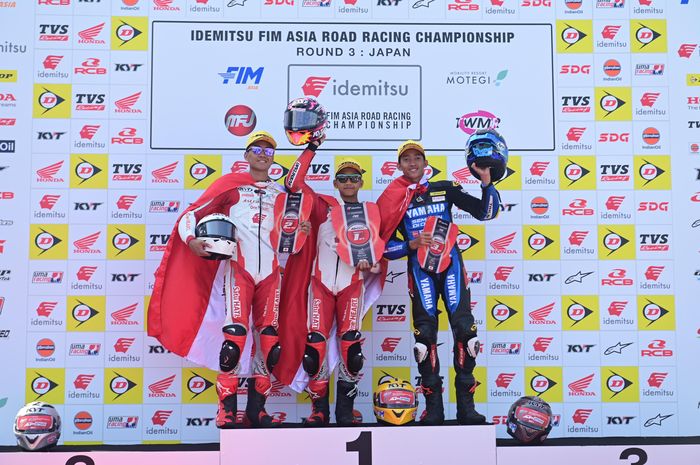 Pembalap Astra Honda asal Indonesia, M. Kiandra Ramadhipa, (podium pertama) dan Terjun Atna Firdaus pada balapan pertama ARRC 2024 seri Jepang di Sirkuit Motegi, Sabtu (8/6/2024).