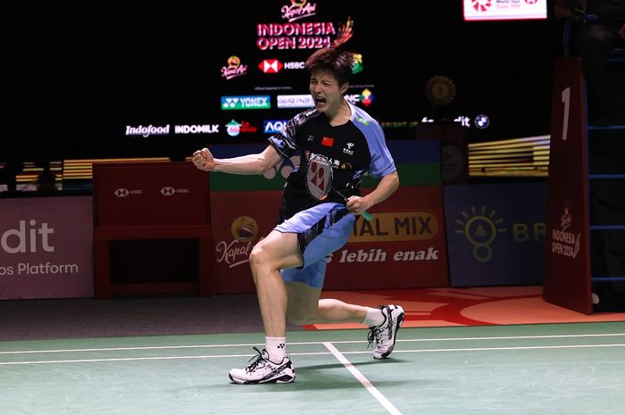 Pebulu tangkis tunggal putra China, Shi Yu Qi, melakukan selebrasi setelah memenangi laga semifinal Indonesia Open 2024 di Istora Senayan, Jakarta, Sabtu (8/6/2024).