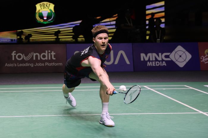 Pebulu tangkis tunggal putra Denmark, Anders Antonsen, pada laga semifinal Indonesia Open 2024 di Istora Senayan, Jakarta, Sabtu (8/6/2024).