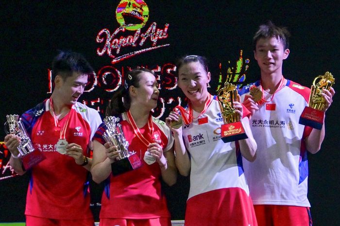 Pasnagan ganda campuran China, Zheng Si Wei/Huang Ya Qiong (jersey merah) dan Jiang Zhen Bang/Wei Ya Xin di podium juara Indonesia Open 2024 di Istora Senayan, Jakarta, Minggu (9/6/2024).