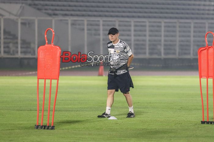 Pelatih timnas Indonesia, Shin Tae-yong, saat hadir dalam sesi latihan di Stadion Madya, Senayan, Jakarta, Minggu (9/6/2024) malam.