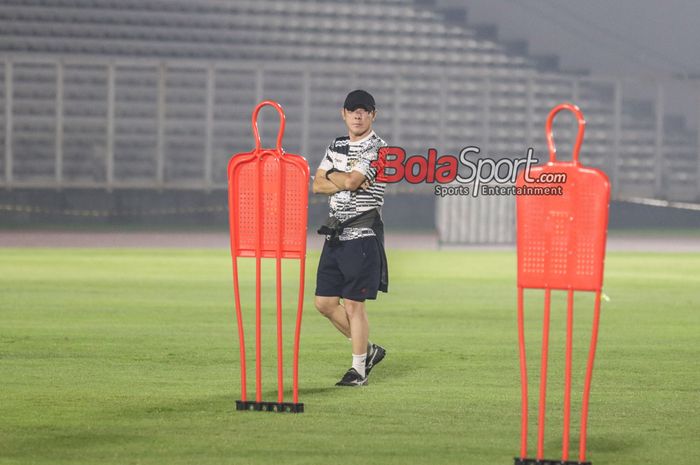 Pelatih timnas Indonesia, Shin Tae-yong, saat hadir dalam sesi latihan di Stadion Madya, Senayan, Jakarta, Minggu (9/6/2024) malam.