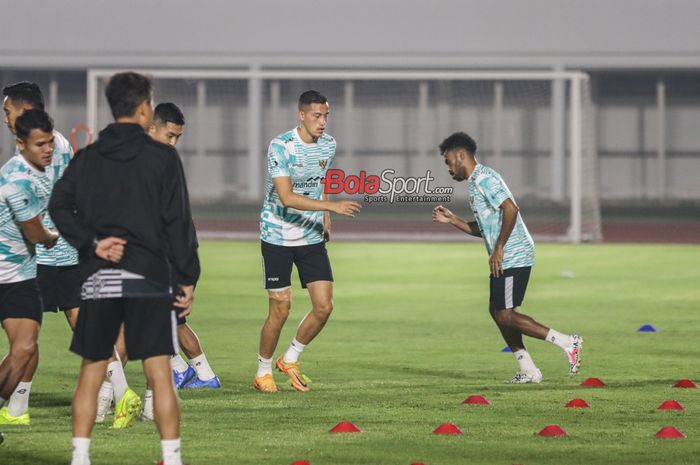 Jay Idzes (tengah) sedang berlatih bersama timnas Indonesia di Stadion Madya, Senayan, Jakarta, Minggu (9/6/2024) malam.