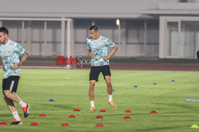 Jay Idzes sedang berlatih bersama timnas Indonesia di Stadion Madya, Senayan, Jakarta, Minggu (9/6/2024) malam.