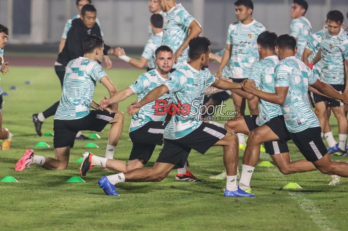 Calvin Verdonk (tengah) sedang berlatih bersama timnas Indonesia Suasana latihan timnas Indonesia di Stadion Madya, Senayan, Jakarta, Minggu (9/6/2024) malam.