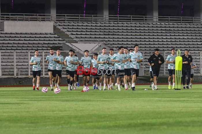 Para pemain Timnas Indonesia berlatih di Stadion Madya, Senayan, Jakarta, Minggu (9/6/2024) malam, untuk persiapan menghadapi Filipina. Skuad asuhan Shin Tae-yong ini berburu tiket putaran ketiga Kualifikasi Piala Dunia 2026 zona Asia. Indonesia akan melawan tim-tim tangguh di babak ketiga Kualifika