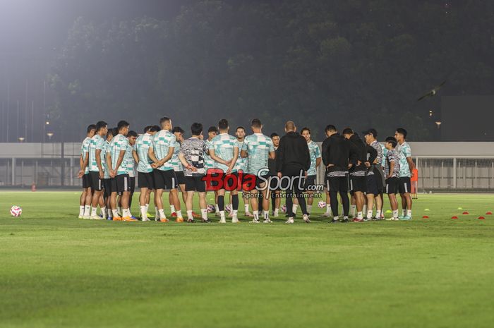 Suasana latihan timnas Indonesia di Stadion Madya, Senayan, Jakarta, Minggu (9/6/2024) malam. Posisi timnas Indonesia di ranking FIFA naik tiga  strip dari urutan ke-136 ke 133 setelah mengalahkan Filipina 2-0.