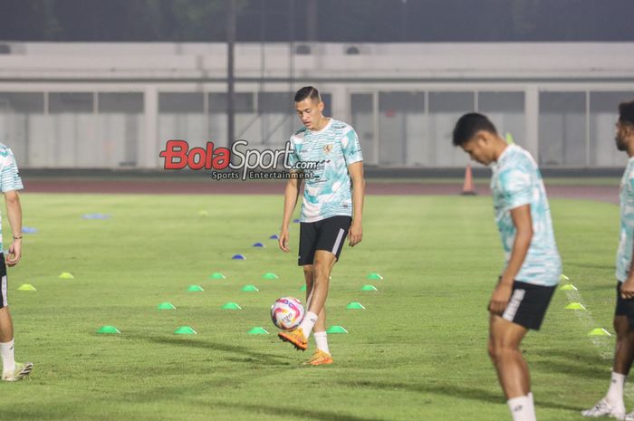 Jay Idzes sedang berlatih bersama timnas Indonesia di Stadion Madya, Senayan, Jakarta, Minggu (9/6/2024) malam.