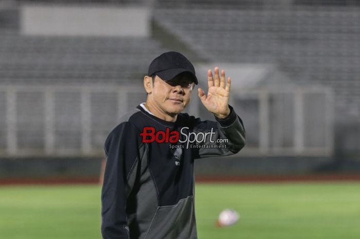 Pelatih timnas Indonesia, Shin Tae-yong, saat hadir dalam sesi latihan di Stadion Madya, Senayan, Jakarta, Minggu (9/6/2024) malam.