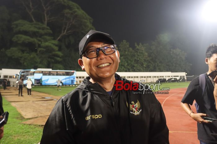 Manajer timnas Indonesia, Sumardji, sedang memberikan keterangan kepada awak media di Stadion Madya, Senayan, Jakarta, Minggu (9/6/2024) malam.