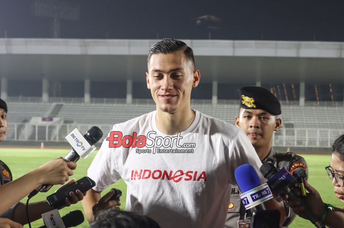 Bek timnas Indonesia, Jay Idzes, sedang memberikan keterangan kepada awak media di Stadion Madya, Senayan, Jakarta, Minggu (9/6/2024) malam.