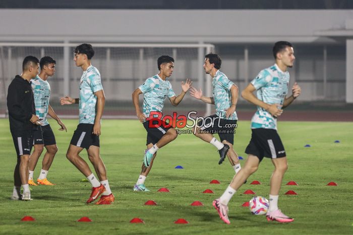 Marselino Ferdinan sedang berlatih bersama timnas Indonesia di Stadion Madya, Senayan, Jakarta, Minggu (9/6/2024) malam.