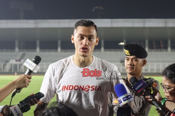 Bek timnas Indonesia, Jay Idzes, sedang memberikan keterangan kepada awak media di Stadion Madya, Senayan, Jakarta, Minggu (9/6/2024) malam.