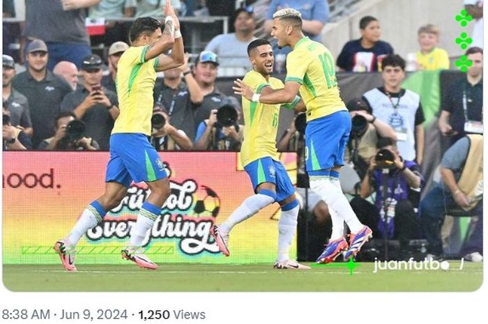 Para pemain tim nasional Brasil merayakan gol Andreas Pereira pada laga persahabatan melawan timnas Meksiko di Stadion Kyle Field, Sabtu (8/6/2024).