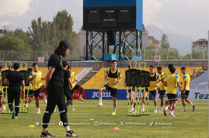 Kim Pan-gon memimpin sesi latihan Timnas Malaysia.