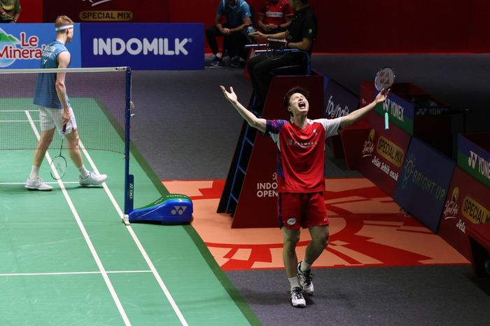 Tunggal putra China, Shi Yu Qi, mengalahkan Anders Antonsen dari Denmark pada final Indonesia Open 2024 di Istora Senayan, Jakarta, 9 Juni 2024.