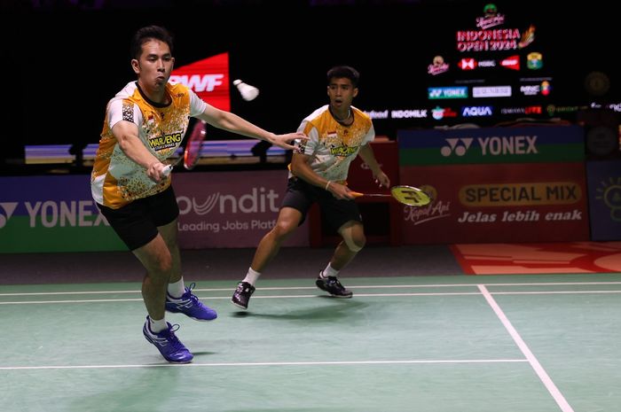 Ganda Putra Indonesia Sabar Karyaman Gutama/Moh Reza Palevi Isfahani saat melawan Man Wei Chong/Kai Wun Tee di Indonesia Open 2024 di Istora Senayan, Jakarta, Sabtu (8/6/2024).