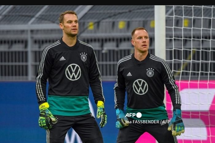 Manuel Neuer (kiri) memutuskan untuk pensiun dari Timnas Jerman dan berkonsentrasi buat klubnya, Bayern Muenchen.