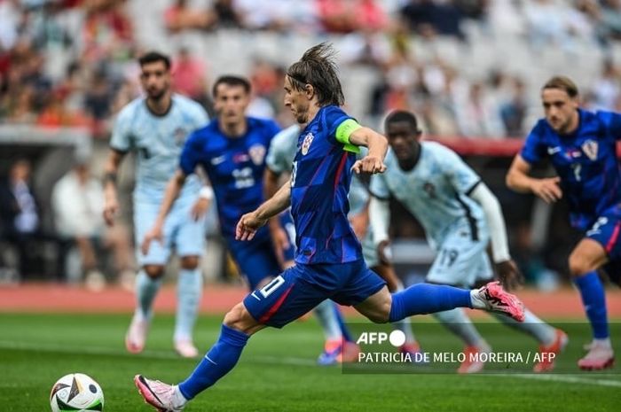 Luka Modric cetak gol penalti untuk timnas Kroasia dalam laga uji coba melawan timnas Portugal di Stadion Jamor, Oeiras (8/6/2024).