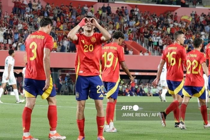 Pedri tidak mau kalah dengan rekan setimnya di Timnas Spanyol, Lamine Yamal. Ia ikut mencatatkan rekor dan sejajar dengan Cristiano Ronaldo.