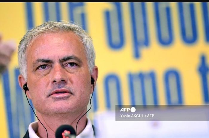 Jose Mourinho saat diperkenalkan sebagai pelatih baru klub Turki, Fenerbahce. Mou menyebut 5 kandidat juara Euro 2024 tanpa timnas Italia di dalamnya.