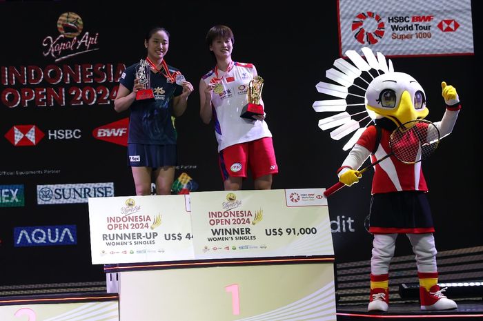 An Se-young (Korea Selatan) dan Chen Yu Fei (China) berdiri di podium tunggal putri pada Indonesia Open 2024 di Istora Senayan, Jakarta, Minggu (9/6/2023).