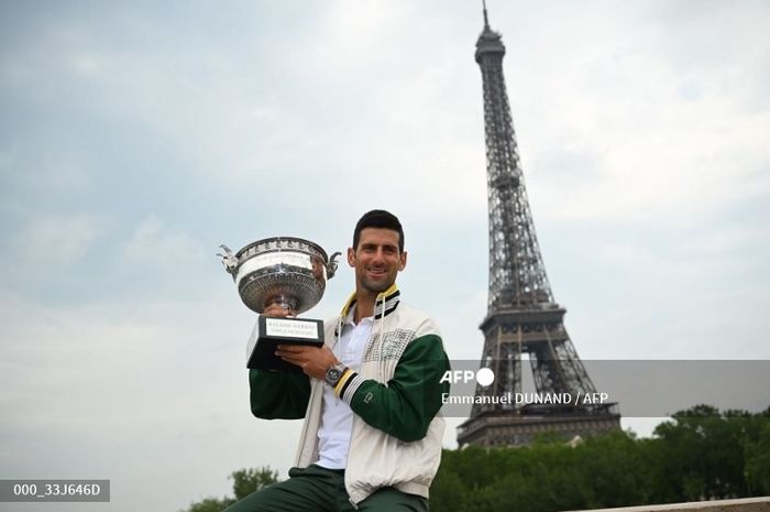 Petenis Novak Djokovic berpose dengan trofi French Open yang dimenanginya pada 11 Juni 2023 dan membuat dia mengoleksi 23 gelar juara Grand Slam. 