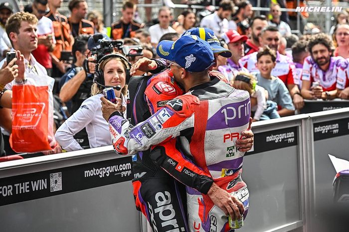 Aleix Espargaro (Aprilia) dan Jorge Martin (Prima Pramac) saling memberikan selamat 