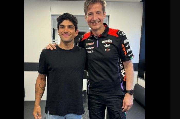 Jorge Martin bersama CEO Aprilia Racing, Massimo Rivola, setelah penandatanganan kontrak untuk dua musim mulai MotoGP 2025.