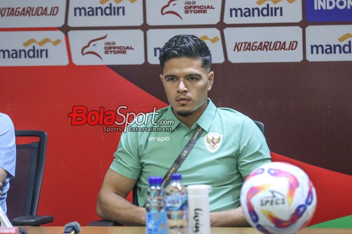 Penyerang timnas Indonesia, Ragnar Oratmangoen, saat hadir dalam sesi jumpa pers di Media Center Stadion Utama Gelora Bung Karno, Senayan, Jakarta, Senin (10/6/2024).