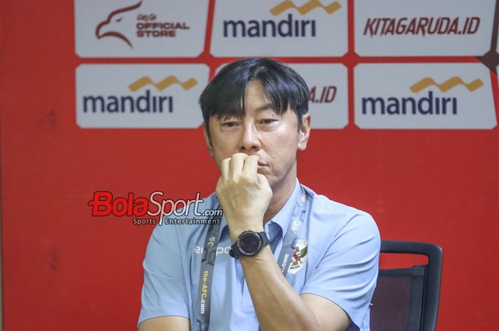 Pelatih timnas Indonesia, Shin Tae-yong, saat hadir dalam sesi jumpa pers di Media Center Stadion Utama Gelora Bung Karno, Senayan, Jakarta, Senin (10/6/2024).