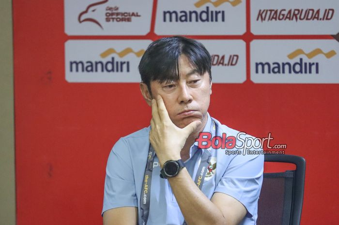 Pelatih timnas Indonesia, Shin Tae-yong, saat hadir dalam sesi jumpa pers di Media Center Stadion Utama Gelora Bung Karno, Senayan, Jakarta, Senin (10/6/2024).