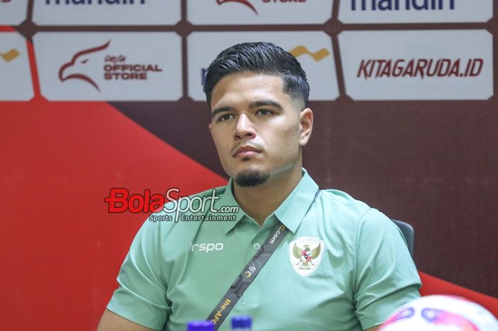 Pemain Timnas Indonesia, Ragnar Oratmangoen, pada sesi konferensi pers sebelum laga kontra Filipina, Senin (10/6/2024)