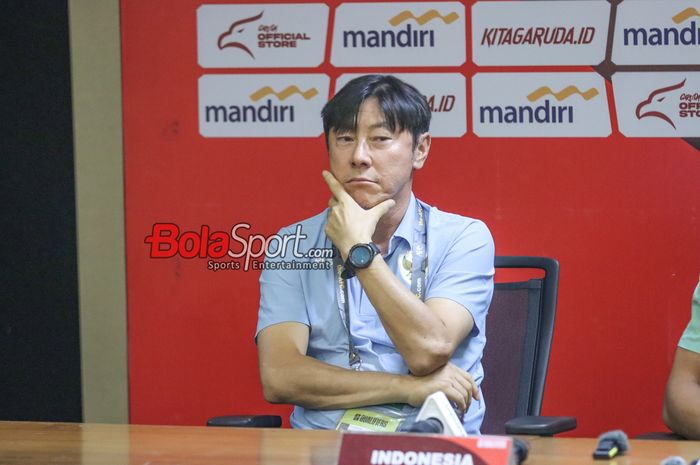 Pelatih timnas Indonesia, Shin Tae-yong, saat hadir dalam sesi jumpa pers di Media Center Stadion Utama Gelora Bung Karno, Senayan, Jakarta, Senin (10/6/2024).