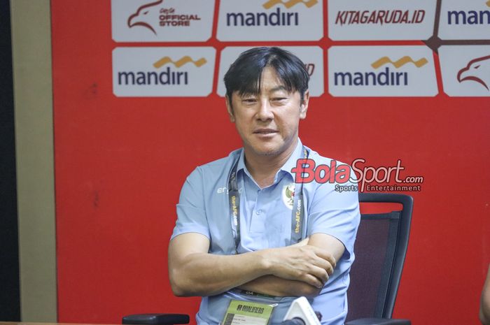 Pelatih timnas Indonesia, Shin Tae-yong, saat hadir dalam sesi jumpa pers di Media Center Stadion Utama Gelora Bung Karno, Senayan, Jakarta, Senin (10/6/2024).