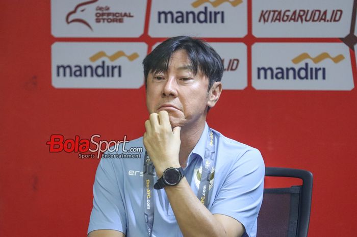 Pelatih timnas Indonesia, Shin Tae-yong, saat hadir dalam sesi jumpa pers di Media Center Stadion Utama Gelora Bung Karno, Senayan, Jakarta, Senin (10/6/2024).