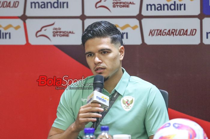 Penyerang timnas Indonesia, Ragnar Oratmangoen, saat hadir dalam sesi jumpa pers di Media Center Stadion Utama Gelora Bung Karno, Senayan, Jakarta, Senin (10/6/2024).