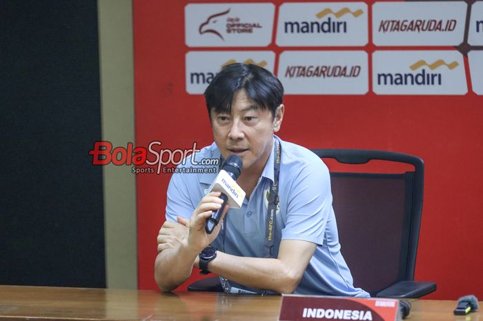 Pelatih timnas Indonesia, Shin Tae-yong, saat hadir dalam sesi jumpa pers di Media Center Stadion Utama Gelora Bung Karno, Senayan, Jakarta, Senin (10/6/2024).