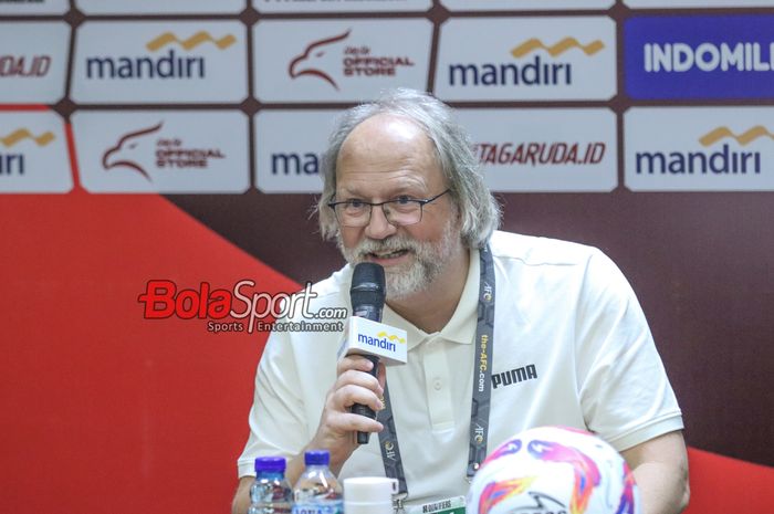 Pelatih timnas Filipina, Tom Saintfiet, saat hadir dalam sesi jumpa pers di Media Center Stadion Utama Gelora Bung Karno, Senayan, Jakarta, Senin (10/6/2024).