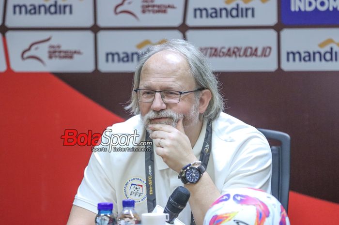 Pelatih timnas Filipina, Tom Saintfiet, saat hadir dalam sesi jumpa pers di Media Center Stadion Utama Gelora Bung Karno, Senayan, Jakarta, Senin (10/6/2024).