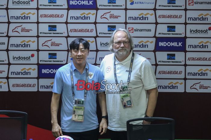 Pelatih timnas Indonesia, Shin Tae-yong (kiri), sedang berfoto bersama Tom Saintfiet (kanan) selaku juru taktik timnas Filipina di Media Center Stadion Utama Gelora Bung Karno, Senayan, Jakarta, Senin (10/6/2024).