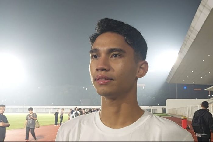Gelandang Timnas Indonesia Marselino Ferdinan saat memberikan keterangan kepada awak media jelang lawan Filipina di Stadion Madya, Senayan, Jakarta, Sabtu (9/6/2024).