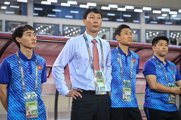 Pelatih Timnas Vietnam, Kim Sang-sik (dua dari kiri), menyaksikan penampilan anak asuhnya dari pinggir lapangan.