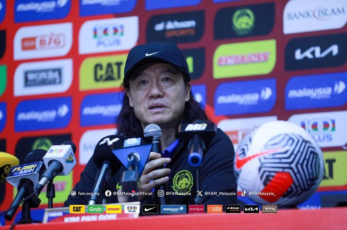 Pelatih Timnas Malaysia, Kim Pan-gon, menghadiri konferensi pers jelang laga melawan Taiwan di Kualifikasi Piala Dunia 2026.