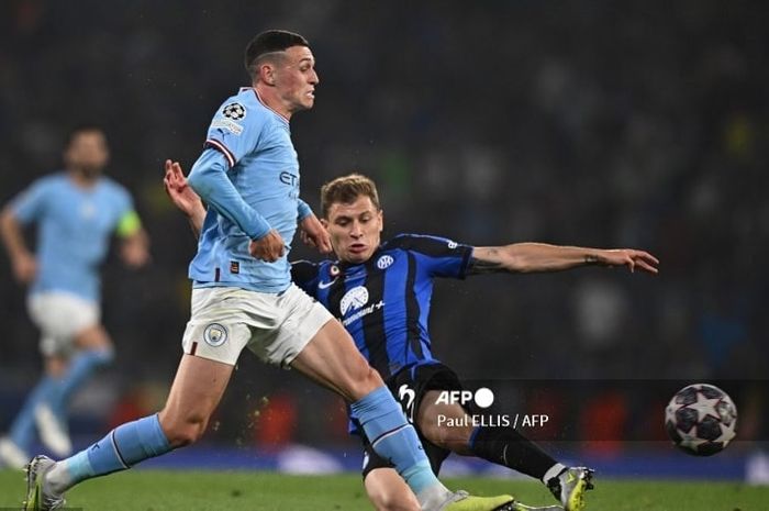 Phil Foden (atas) berduel dengan Nicolo Barella dalam final Liga Champions 2022-2023 antara Man City vs Inter Milan. Termasuk kedua pemain itu yang dipanggil timnas masing-masing, City dan Inter menjadi klub pengirim pemain terbanyak di Euro 2024.