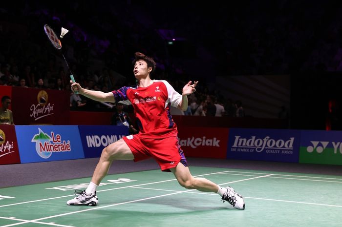 Pebulu tangkis tunggal putra China, Shi Yu Qi, pada final Indonesia Open 2024 di Istora Senayan, Jakarta, Minggu (9/6/2024).